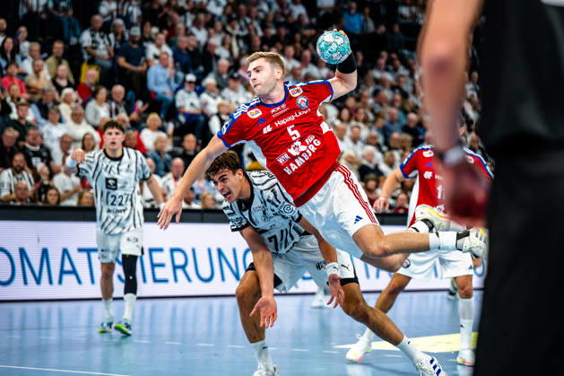 11.10.2026, xdobgx, Handball Opel HBL, THW Kiel - Handball Club Hamburg v.l. Julian Köster (Kiel, 7), Oliver Norlyk (Handball Club Hamburg, 5) beim Wurf, in action, throwing Kiel