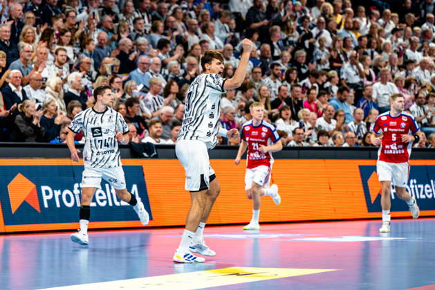 11.10.2026, xdobgx, Handball Opel HBL, THW Kiel - Handball Club Hamburg v.l. Julian Köster (Kiel, 7) Jubel, Torjubel, jubelt ueber das Tor, celebrate the goal, celebration Kiel
