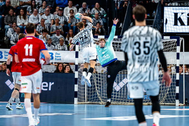 11.10.2026, xdobgx, Handball Opel HBL, THW Kiel - Handball Club Hamburg v.l. Vincent Büchner (Kiel, 74) beim Wurf, in action, throwing, Robin Paulsen Haug (Handball Club Hamburg, 16) Kiel
