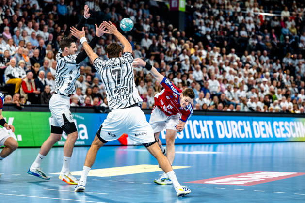 11.10.2026, xdobgx, Handball Opel HBL, THW Kiel - Handball Club Hamburg v.l. Hendrik Pekeler (Kiel, 61), Julian Köster (Kiel, 7), Dominik Axmann (Handball Club Hamburg, 15) beim Wurf, in action, throwing Kiel