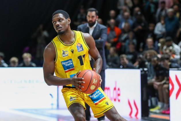 11.10.2026, xgox, Basketball - easyCredit BBL, Basketball Loewen Braunschweig - MHP RIESEN Ludwigsburg emspor, v.l. Romario Holloway (Braunschweig, 11) am Ball, plays the ball Braunschweig