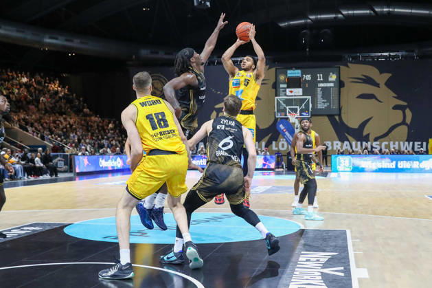 11.10.2026, xgox, Basketball - easyCredit BBL, Basketball Loewen Braunschweig - MHP RIESEN Ludwigsburg emspor, v.l. Zaba Bangala (Braunschweig, 0), Ishmael Leggett (Ludwigsburg, 5) Zweikampf, Duell, Kampf, tackle Braunschweig