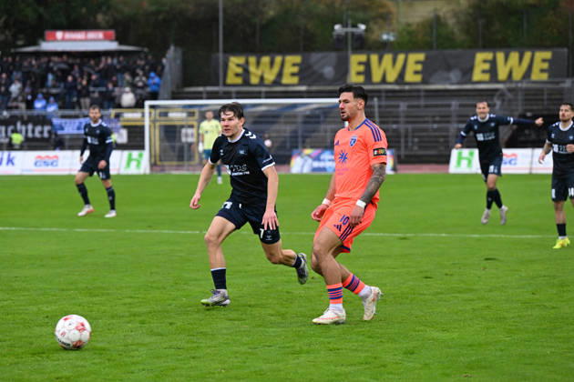 11.10.2026, GER, Fussball, Regionalliga Nord, 13.Spieltag, Saison 2026 2027, Oldenburg, Marschwegstadion, VfB Oldenburg vs BSV Kickers Emden Semin KOJIC ( BSV Kickers Emden 10 ) Vjekoslav TARITAS ( VfB Oldenburg 7 ) Oldenburg Marschwegstadion Niedersachsen Deutschland Copyright: xnordphotoxGmbHx xRojahnx