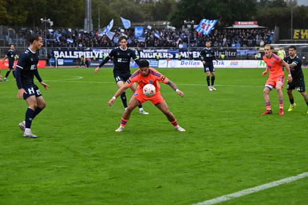 11.10.2026, GER, Fussball, Regionalliga Nord, 13.Spieltag, Saison 2026 2027, Oldenburg, Marschwegstadion, VfB Oldenburg vs BSV Kickers Emden Semin KOJIC ( BSV Kickers Emden 10 ) Nick OTTO ( VfB Oldenburg 21 ) vb26 Oldenburg Marschwegstadion Niedersachsen Deutschland Copyright: xnordphotoxGmbHx xRojahnx