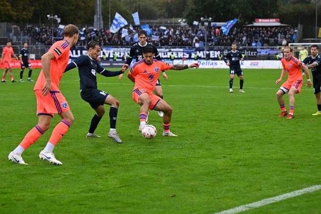 11.10.2026, GER, Fussball, Regionalliga Nord, 13.Spieltag, Saison 2026 2027, Oldenburg, Marschwegstadion, VfB Oldenburg vs BSV Kickers Emden Semin KOJIC ( BSV Kickers Emden 10 ) Nick OTTO ( VfB Oldenburg 21 ) Oldenburg Marschwegstadion Niedersachsen Deutschland Copyright: xnordphotoxGmbHx xRojahnx