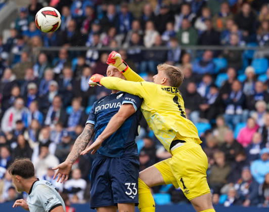 Jonas Thomas Kersken (DSC Arminia Bielefeld, 1) trifft beim Wegfausten des Balls auf Philipp Hofmann (VfL Bochum 1848, 33). GER, VfL Bochum 1848 vs DSC Arminia Bielefeld, 2. Bundesliga, 7. Spieltag, Saison 2026-27, Vonovia Ruhrstadion, Bochum, 11.10.2026 DFL REGULATIONS PROHIBIT ANY USE OF PHOTOGRAPHS AS IMAGE SEQUENCES AND OR QUASI-VIDEO VfL Bochum 1848 vs DSC Arminia Bielefeld, 2. Bundesliga, 7. Spieltag, Saison 2026-27, 11.10.2026 Bochum Copyright: xEibner-Pressefoto ScottxColemanx EP_SCN