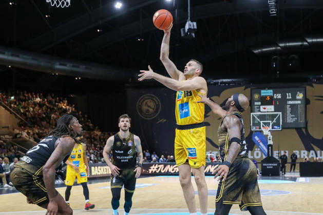 11.10.2026, xgox, Basketball - easyCredit BBL, Basketball Loewen Braunschweig - MHP RIESEN Ludwigsburg emspor, v.l. Jonas Wohlfarth Bottermann (Ludwigsburg, 18) am Ball, plays the ball Braunschweig