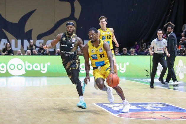11.10.2026, xgox, Basketball - easyCredit BBL, Basketball Loewen Braunschweig - MHP RIESEN Ludwigsburg emspor, v.l. Dejour Reaves (Braunschweig, 3), Darius Perry (Ludwigsburg, 11) Zweikampf, Duell, Kampf, tackle Braunschweig