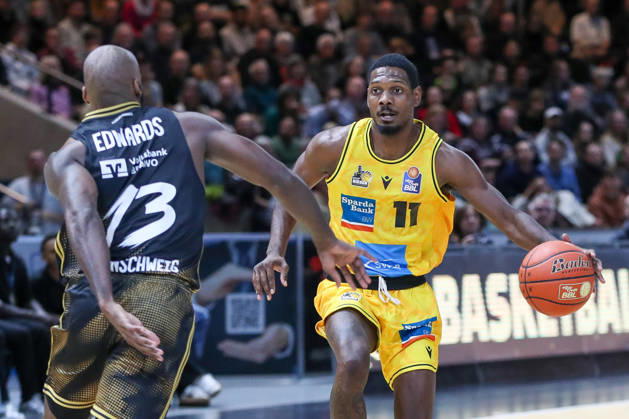 11.10.2026, xgox, Basketball - easyCredit BBL, Basketball Loewen Braunschweig - MHP RIESEN Ludwigsburg emspor, v.l. Darius Perry (Ludwigsburg, 11) am Ball, plays the ball Braunschweig