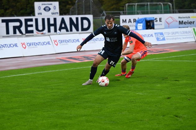 11.10.2026, GER, Fussball, Regionalliga Nord, 13.Spieltag, Saison 2026 2027, Oldenburg, Marschwegstadion, VfB Oldenburg vs BSV Kickers Emden Nick OTTO ( VfB Oldenburg 21 ) Theo SCHRÖDER ( BSV Kickers Emden 9 ) Oldenburg Marschwegstadion Niedersachsen Deutschland Copyright: xnordphotoxGmbHx xRojahnx