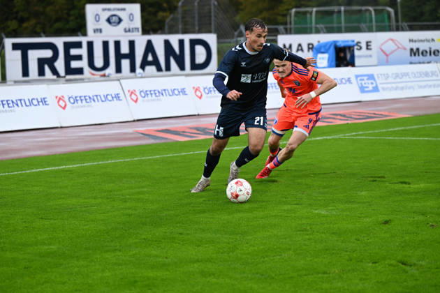 11.10.2026, GER, Fussball, Regionalliga Nord, 13.Spieltag, Saison 2026 2027, Oldenburg, Marschwegstadion, VfB Oldenburg vs BSV Kickers Emden Nick OTTO ( VfB Oldenburg 21 ) Theo SCHRÖDER ( BSV Kickers Emden 9 ) Oldenburg Marschwegstadion Niedersachsen Deutschland Copyright: xnordphotoxGmbHx xRojahnx