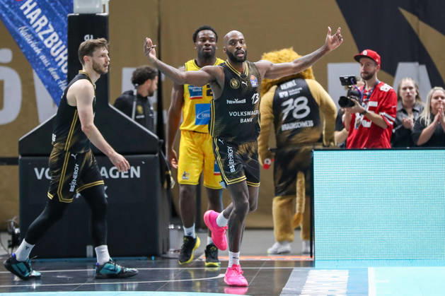 11.10.2026, xgox, Basketball - easyCredit BBL, Basketball Loewen Braunschweig - MHP RIESEN Ludwigsburg emspor, v.l. Sheldon Edwards (Braunschweig, 13) Jubel, jubelt, celebration Braunschweig
