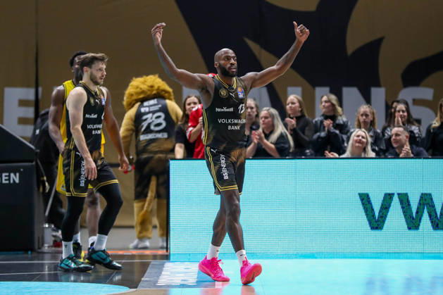 11.10.2026, xgox, Basketball - easyCredit BBL, Basketball Loewen Braunschweig - MHP RIESEN Ludwigsburg emspor, v.l. Sheldon Edwards (Braunschweig, 13) Jubel, jubelt, celebration Braunschweig