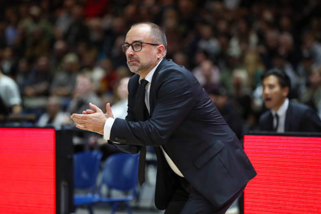 11.10.2026, xgox, Basketball - easyCredit BBL, Basketball Loewen Braunschweig - MHP RIESEN Ludwigsburg emspor, v.l. Carles Duran Ortega (Ludwigsburg, Trainer) fÂ gibt Anweisungen, gestikuliert mit den Armen, gesticulate, gives instructions Braunschweig
