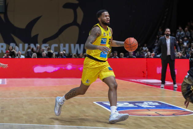 11.10.2026, xgox, Basketball - easyCredit BBL, Basketball Loewen Braunschweig - MHP RIESEN Ludwigsburg emspor, v.l. David Joplin (Ludwigsburg, 2) am Ball, plays the ball Braunschweig