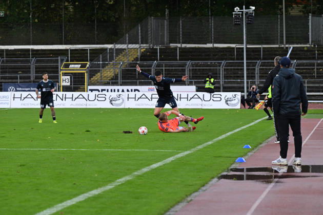 11.10.2026, GER, Fussball, Regionalliga Nord, 13.Spieltag, Saison 2026 2027, Oldenburg, Marschwegstadion, VfB Oldenburg vs BSV Kickers Emden Mats FACKLAM( VfB Oldenburg 29 ) Theo SCHRÖDER ( BSV Kickers Emden 9 ) Oldenburg Marschwegstadion Niedersachsen Deutschland Copyright: xnordphotoxGmbHx xRojahnx