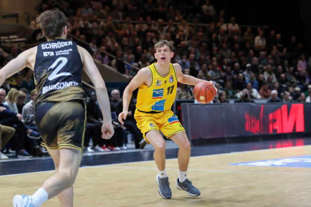 11.10.2026, xgox, Basketball - easyCredit BBL, Basketball Loewen Braunschweig - MHP RIESEN Ludwigsburg emspor, v.l. Julis Baumer (Ludwigsburg, 17) am Ball, plays the ball Braunschweig