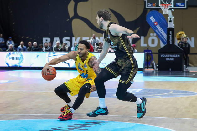11.10.2026, xgox, Basketball - easyCredit BBL, Basketball Loewen Braunschweig - MHP RIESEN Ludwigsburg emspor, v.l. Ishmael Leggett (Ludwigsburg, 5), Ferdinand Zylka (Braunschweig, 6) Zweikampf, Duell, Kampf, tackle Braunschweig