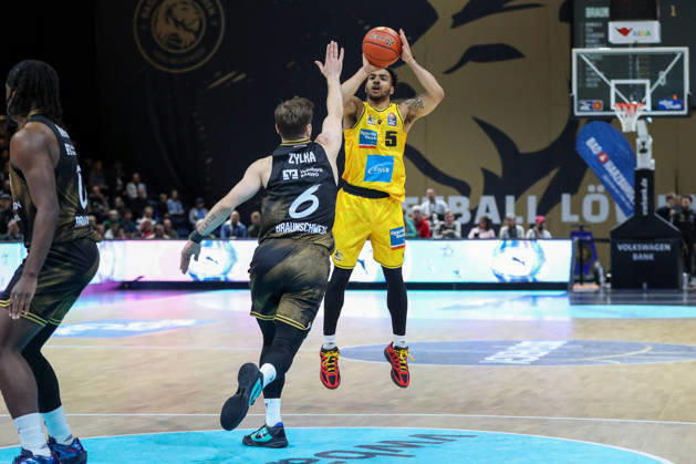 11.10.2026, xgox, Basketball - easyCredit BBL, Basketball Loewen Braunschweig - MHP RIESEN Ludwigsburg emspor, v.l. Ishmael Leggett (Ludwigsburg, 5), Ferdinand Zylka (Braunschweig, 6) Zweikampf, Duell, Kampf, tackle Braunschweig