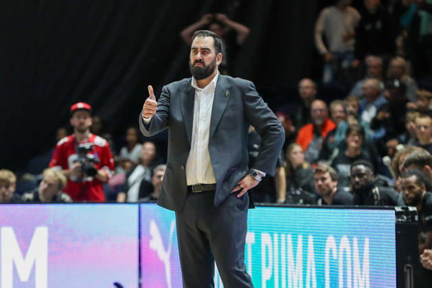 11.10.2026, xgox, Basketball - easyCredit BBL, Basketball Loewen Braunschweig - MHP RIESEN Ludwigsburg emspor, v.l. Ramon Diaz Sanchez (Braunschweig, Trainer) gibt Anweisungen, gestikuliert mit den Armen, gesticulate, gives instructions Braunschweig
