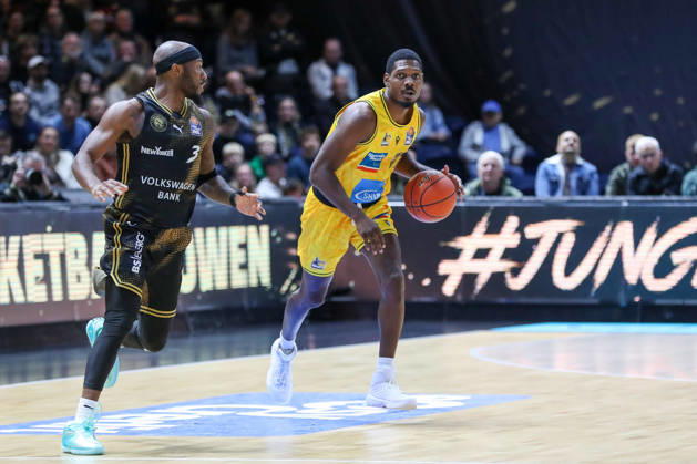 11.10.2026, xgox, Basketball - easyCredit BBL, Basketball Loewen Braunschweig - MHP RIESEN Ludwigsburg emspor, v.l. Darius Perry (Ludwigsburg, 11) am Ball, plays the ball Braunschweig