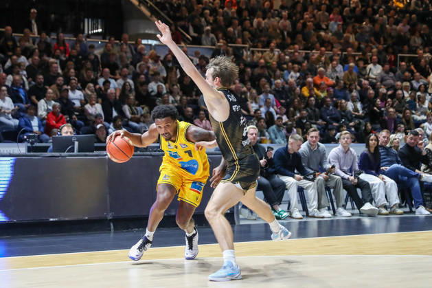 11.10.2026, xgox, Basketball - easyCredit BBL, Basketball Loewen Braunschweig - MHP RIESEN Ludwigsburg emspor, v.l. Elijah Hughes (Ludwigsburg, 7), Benjamin Schröder (Braunschweig, 2) Zweikampf, Duell, Kampf, tackle Braunschweig