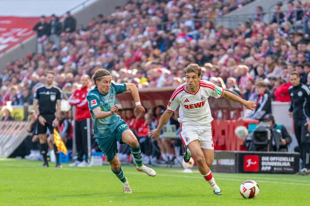 Hugo Bolin (Borussia Moenchengladbach, 38) und Julian Pauli (1.FC Koeln, 03) im Zweikampf 1.FC Köln vs. Borussia Moenchengladbach, Fussball, Bundesliga, 5.Spieltag, Saison 2026 27, 12.10.2026, DFL REGULATIONS PROHIBIT ANY USE OF PHOTOGRAPHS AS IMAGE SEQUENCES AND OR QUASI-VIDEO, 1.FC Köln vs. Borussia Moenchengladbach, Fussball, Bundesliga, 5.Spieltag, Saison 2026 27, 12.10.2026 Köln Copyright: xEibner-Pressefoto LukasxBaldygax EP_LBA