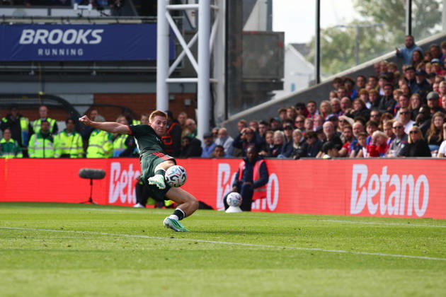 Premier League: Crystal Palace v Nottingham Forest LONDON, UK - 11th Oct 2026: Liam Delap of Nottingham Forest misses from close range during the Premier League match between Crystal Palace FC and Nottingham Forest FC at Selhurst Park London Selhurst Park England United Kingdom Copyright: xCraigxMercerx xPeakxActionxPhotosx