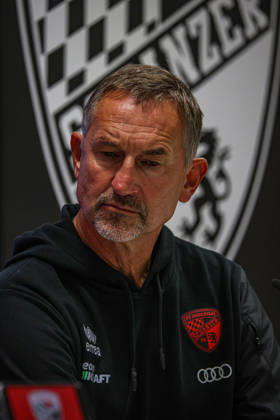 Trainer Achim Beierlorzer (Cheftrainer FC Ingolstadt 04) bei der Pressekonferenz nach bdem Spiel FC Ingolstadt 04 gegen SV Wehen Wiesbaden am 11.10.2026, DFB regulations prohibit any use of photographs as image sequences and or quasi-video. GER, Fussball, 3. Liga, Spieltag 8, FC Ingolstadt 04 gegen SV Wehen Wiesbaden, 11.10.2026, Audi Sportpark Ingolstadt Copyright: xEibner-Pressefoto OliverxSTRISCHx EP-OSH