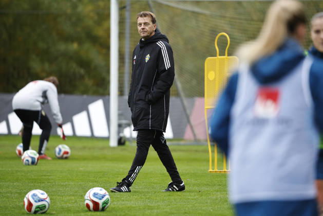 STOCKHOLM, SWEDEN 20261011 Swedish national team, Nationalteam captain Tony Gustavsson and national team manager Kim Källström as the women s national team trains on Bosön ahead of the upcoming World Cup playoff against Lithuania. STOCKHOLM SWEDEN x60160x