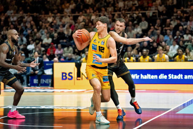 Patrick Cartier (Nr. 12 MHP Riesen Ludwigsburg) gegen Felipe Haase (Nr. 22 Basketball Loewen Braunschweig) GER, Basketball Loewen Braunschweig gegen MHP Riesen Ludwigsburg, Basketball, easyCredit BBL, Woche 3, Spielzeit 2026 27, 11.10.2026 GER, Basketball Loewen Braunschweig gegen MHP Riesen Ludwigsburg, Basketball, easyCredit BBL, Woche 3, Spielzeit 2026 27, 11.10.2026 Braunschweig Copyright: xEibner-Pressefoto DanielxREINELTx EP_DRT