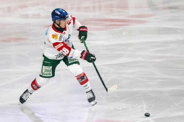 Fabrizio Pilu (Augsburger Panther, 68) spielt den Puk nach vorne. Krefeld Pinguine vs. Augsburger Panther, Eishockey, Penny DEL, 08. Spieltag, Saison 2026 2027, 11.10.2026 Krefeld Pinguine vs. Augsburger Panther, Eishockey, Penny DEL, 08. Spieltag, Saison 2026 2027, 11.10.2026 Krefeld Copyright: xEibner-Pressefoto ThomasxHaeslerx EP_THR