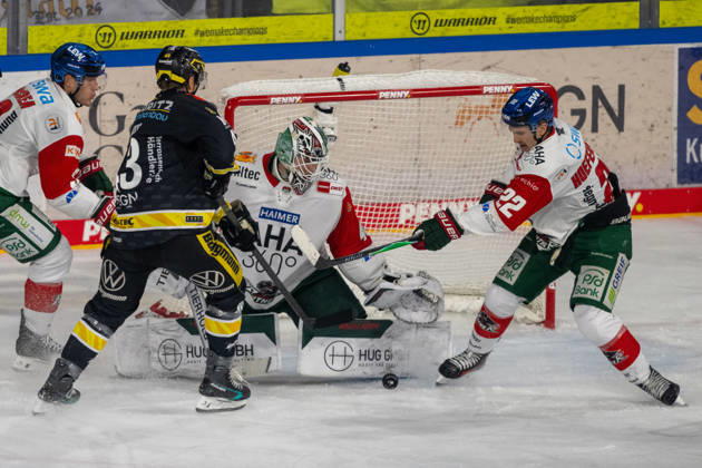 Durcheinander vor dem Tor von Tobias Ancicka (Augsburger Panther, 45). Krefeld Pinguine vs. Augsburger Panther, Eishockey, Penny DEL, 08. Spieltag, Saison 2026 2027, 11.10.2026 Krefeld Pinguine vs. Augsburger Panther, Eishockey, Penny DEL, 08. Spieltag, Saison 2026 2027, 11.10.2026 Krefeld Copyright: xEibner-Pressefoto ThomasxHaeslerx EP_THR