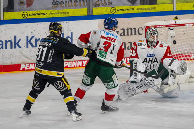 Zweikampf zwischen Roope Maekitalo (Krefeld Pinguine, 91) und Alec McCrea (Augsburger Panther, 03). Dabei Tobias Ancicka (Augsburger Panther, 45). Krefeld Pinguine vs. Augsburger Panther, Eishockey, Penny DEL, 08. Spieltag, Saison 2026 2027, 11.10.2026 Krefeld Pinguine vs. Augsburger Panther, Eishockey, Penny DEL, 08. Spieltag, Saison 2026 2027, 11.10.2026 Krefeld Copyright: xEibner-Pressefoto ThomasxHaeslerx EP_THR