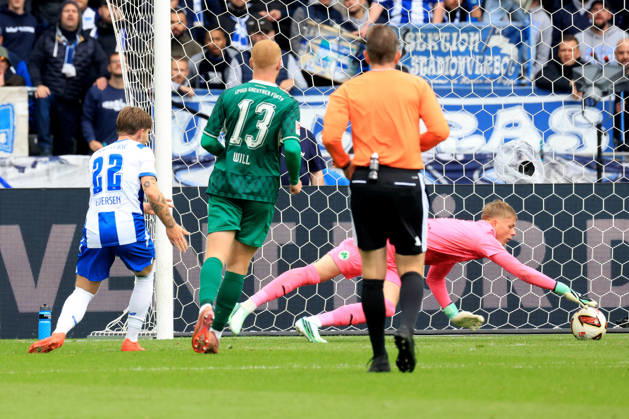 11.10.2026, DEU GER, Fussball , 2.Fussballbundesliga , Spieltag, Saison 2026 2027, Berliner Olympiastadion, Hertha BSC vs. Greuther Fuerth Mads Pedersen ( Hertha BSC Berlin 22 ), FLORIAN HELLSTERN ( Greuther Fuerth 1 ), Paul Will ( Greuther Fuerth 13 ) 2. Liga: DFB DFL regulations prohibit any use of photographs as image sequences and or quasi-video) nordphoto GmbH Engler Berlin Berliner Olympiastadion Berlin Deutschland Copyright: xNordphotox xEnglerx