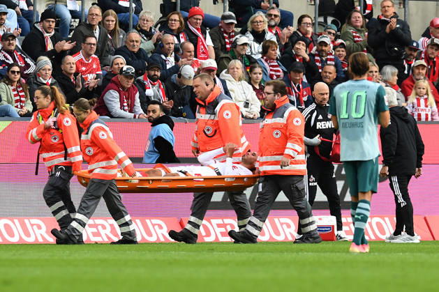 Ellyes Skhiri (1. FC Koeln) wird verletzt vom Platz getragen waehrend des Spiels der 1. Bundesliga zwischen 1. FC Koeln und Borussia Moenchengladbach, RheinEnergieStadion am 11. October 2026 in Koeln, Deutschland. (Foto von Ralf Treese DeFodi Images) +++ Ellyes Skhiri (1. FC Koeln) injured during the Bundesliga match between 1. FC Koeln and Borussia Moenchengladbach at RheinEnergieStadion on October 11, 2026 in Cologne, Germany. (Photo by Ralf Treese DeFodi Images) DFB DFL REGULATIONS PROHIBIT ANY USE OF PHOTOGRAPHS AS IMAGE SEQUENCES AND OR QUASI-VIDEO. (Photo by Ralf Treese DeFodi Images) -