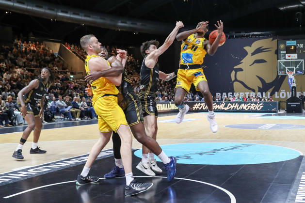 11.10.2026, xgox, Basketball - easyCredit BBL, Basketball Loewen Braunschweig - MHP RIESEN Ludwigsburg emspor, v.l. Gian Aydinoglu (Braunschweig, 4), Darius Perry (Ludwigsburg, 11) Zweikampf, Duell, Kampf, tackle Braunschweig