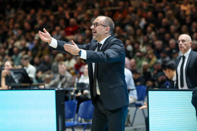11.10.2026, xgox, Basketball - easyCredit BBL, Basketball Loewen Braunschweig - MHP RIESEN Ludwigsburg emspor, v.l. Carles Duran Ortega (Ludwigsburg, Trainer) gibt Anweisungen, gestikuliert mit den Armen, gesticulate, gives instructions Braunschweig