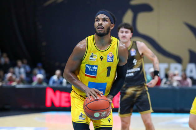 11.10.2026, xgox, Basketball - easyCredit BBL, Basketball Loewen Braunschweig - MHP RIESEN Ludwigsburg emspor, v.l. Justin Kier (Ludwigsburg, 1) am Ball, plays the ball Braunschweig