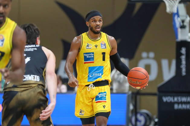 11.10.2026, xgox, Basketball - easyCredit BBL, Basketball Loewen Braunschweig - MHP RIESEN Ludwigsburg emspor, v.l. Justin Kier (Ludwigsburg, 1) am Ball, plays the ball Braunschweig