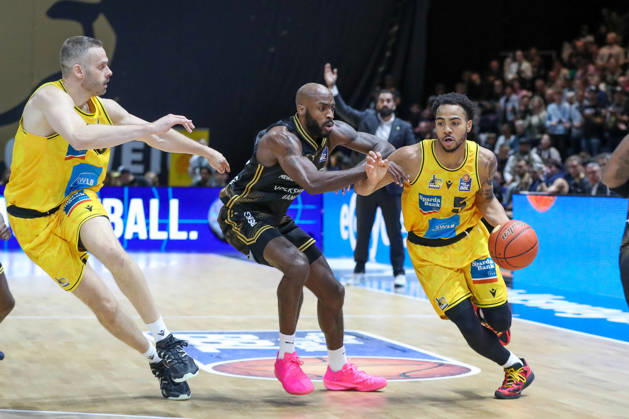 11.10.2026, xgox, Basketball - easyCredit BBL, Basketball Loewen Braunschweig - MHP RIESEN Ludwigsburg emspor, v.l. Sheldon Edwards (Braunschweig, 13), Ishmael Leggett (Ludwigsburg, 5) Zweikampf, Duell, Kampf, tackle Braunschweig