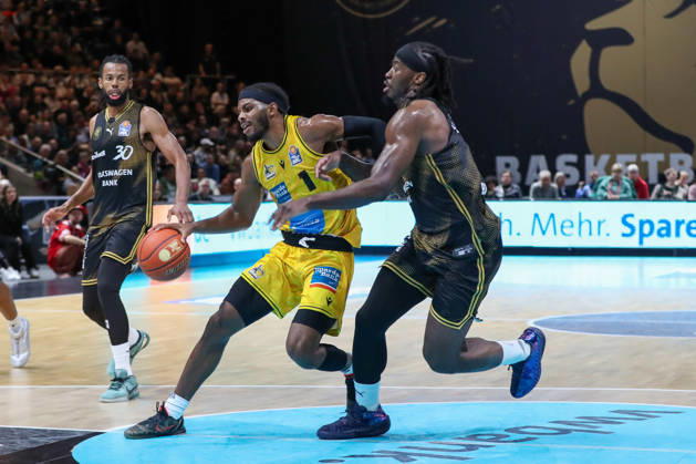 11.10.2026, xgox, Basketball - easyCredit BBL, Basketball Loewen Braunschweig - MHP RIESEN Ludwigsburg emspor, v.l. Justin Kier (Ludwigsburg, 1), Zaba Bangala (Braunschweig, 0) Zweikampf, Duell, Kampf, tackle Braunschweig