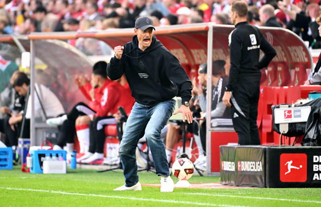 Cologne, Germany, 1. Bundesliga, Matchday 5, Rhein-Energie-Stadium Cologne, 1. FC Köln vs Bor. Mönchengladbach; Headcoach Alexander Blessin (BMG) celebrates after the goal to 1:1. Celebration, Joy, Action.