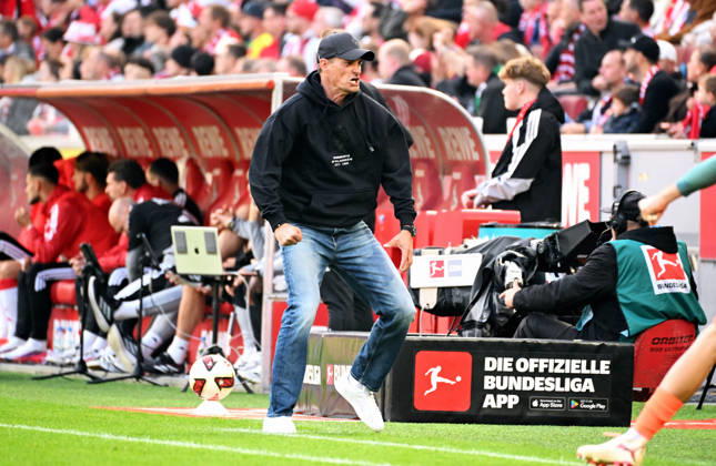 Cologne, Germany, 1. Bundesliga, Matchday 5, Rhein-Energie-Stadium Cologne, 1. FC Köln vs Bor. Mönchengladbach; Headcoach Alexander Blessin (BMG) celebrates after the goal to 1:1. Celebration, Joy, Action.
