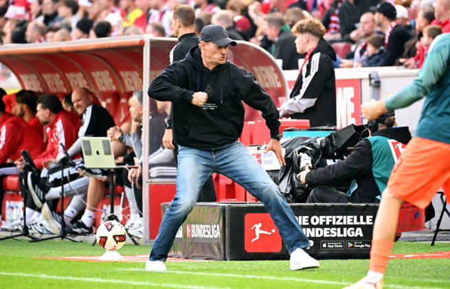 Cologne, Germany, 1. Bundesliga, Matchday 5, Rhein-Energie-Stadium Cologne, 1. FC Köln vs Bor. Mönchengladbach; Headcoach Alexander Blessin (BMG) celebrates after the goal to 1:1. Celebration, Joy, Action.