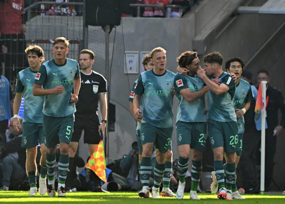 11.10.2026; Koeln; Fussball, Herren, Saison 2026 2027, 1. FC Koeln vs. Borussia Moenchengladbach Torjubel Gladbach nach dem Tor zum 1-1; 2. v. re. Torschuetze Joe Scally (Gladbach) hier mit Lukas Ullrich (Gladbach, re.) DFL regulations prohibit any use of photographs as image sequences and or quasi-video. Rhein-Energie-Stadion Nordrhein-Westfalen Deutschland
