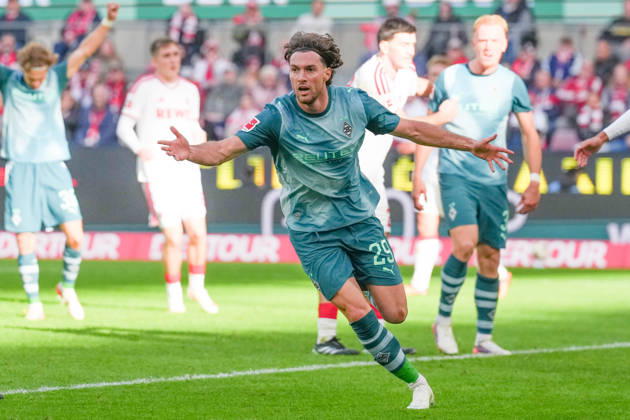 11.10.2026, xydrx, Herren, Fußball, 1.Bundesliga, 1.FC Köln - Borussia Mönchengladbach, Saison 2026 2027, RheinEnergieSTADION: Torjubel nach dem Tor zum 1:1 für Borussia Mönchengladbach durch Torschütze Joe Scally (Borussia Moenchengladbach, 29) DFB regulations prohibit any use of photographs as image sequences and or quasi-video. Copyright: HMBxMedia YannisxDreimann
