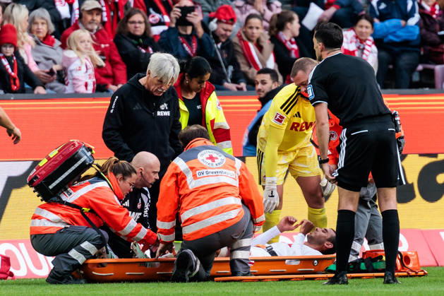 KOELN, GERMANY - OCTOBER 11: Ellyes Skhiri (1. FC Koeln, 6) has to be carried off pitch due to injury during the Bundesliga match between 1. FC Koeln vs. Borussia Moenchengladbach at Rheinenergie-Stadion on matchday 5 of the 1. Bundesliga on October 11, 2026 in Koeln, Germany. DFL REGULATIONS PROHIBIT ANY USE OF PHOTOGRAPHS AS IMAGE SEQUENCES AND OR QUASI-VIDEO. North Rhine Westphalia Germany Copyright: xSteffiexWunderlx