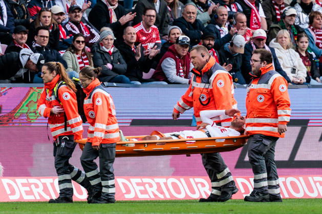 KOELN, GERMANY - OCTOBER 11: Ellyes Skhiri (1. FC Koeln, 6) has to be carried off pitch due to injury during the Bundesliga match between 1. FC Koeln vs. Borussia Moenchengladbach at Rheinenergie-Stadion on matchday 5 of the 1. Bundesliga on October 11, 2026 in Koeln, Germany. DFL REGULATIONS PROHIBIT ANY USE OF PHOTOGRAPHS AS IMAGE SEQUENCES AND OR QUASI-VIDEO. North Rhine Westphalia Germany Copyright: xSteffiexWunderlx