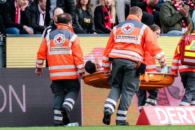 KOELN, GERMANY - OCTOBER 11: Ellyes Skhiri (1. FC Koeln, 6) has to be carried off pitch due to injury during the Bundesliga match between 1. FC Koeln vs. Borussia Moenchengladbach at Rheinenergie-Stadion on matchday 5 of the 1. Bundesliga on October 11, 2026 in Koeln, Germany. DFL REGULATIONS PROHIBIT ANY USE OF PHOTOGRAPHS AS IMAGE SEQUENCES AND OR QUASI-VIDEO. North Rhine Westphalia Germany Copyright: xSteffiexWunderlx